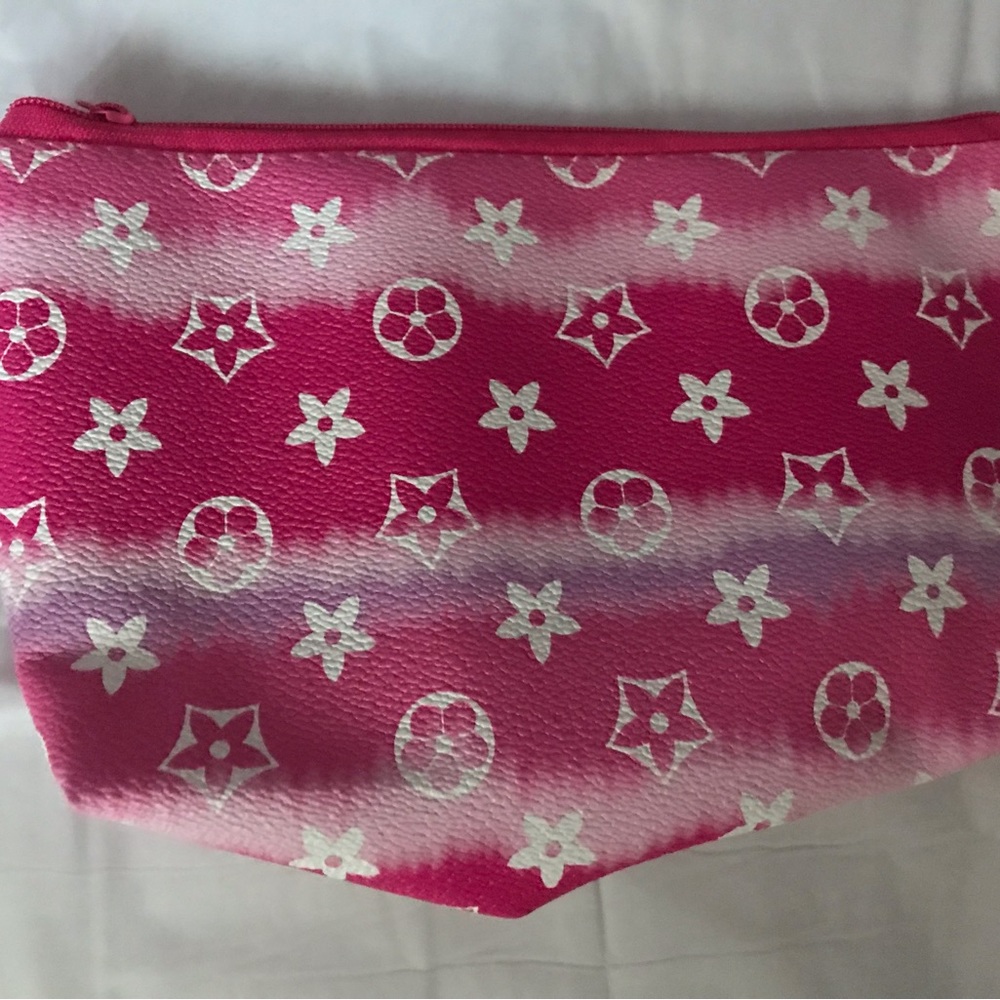 Sold…….Cosmetic bag very cute nwot